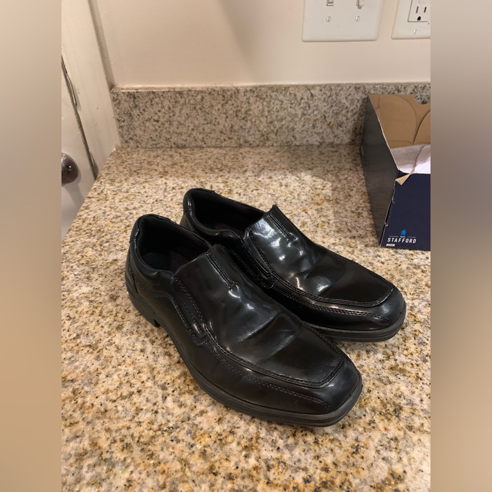 Boys size 5 black dress shoe